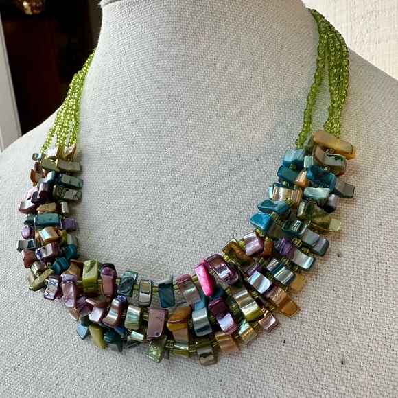 Torsade style dyed shell necklace - Picture 3 of 5